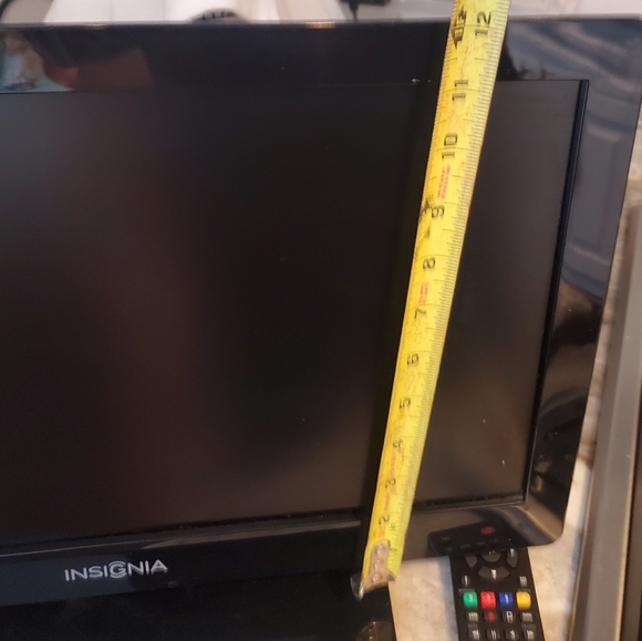 Insignia 19" LED TV NS-19E310A13 W/Remote - Picture 8 of 16